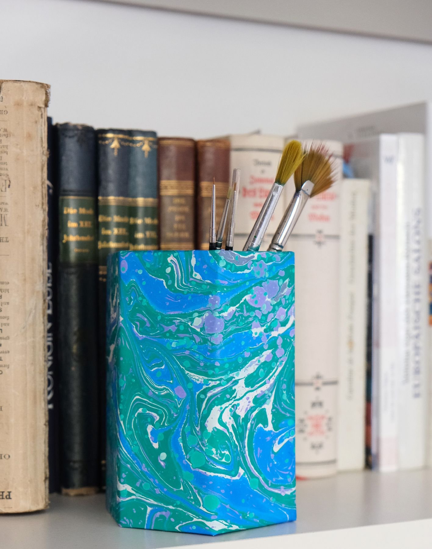 Stifteständer aus blau-grünem Marmorpapier mit Pinseln darin, Produktbild